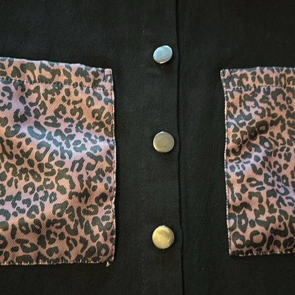 💕2 for $15 - Black and leopard print shirt jacket - Picture 3 of 7